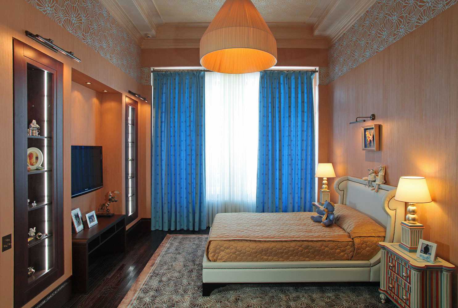 une combinaison d'orange foncé dans la conception de la pièce avec d'autres couleurs