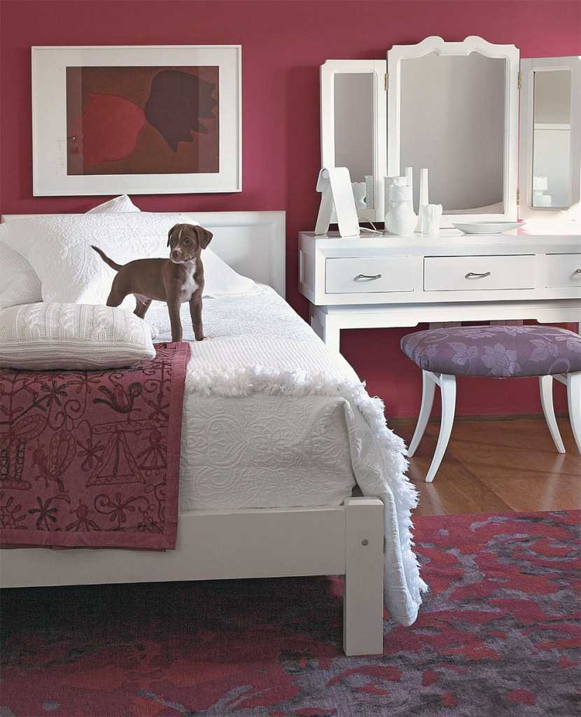 une combinaison de couleurs sombres dans le design de la chambre