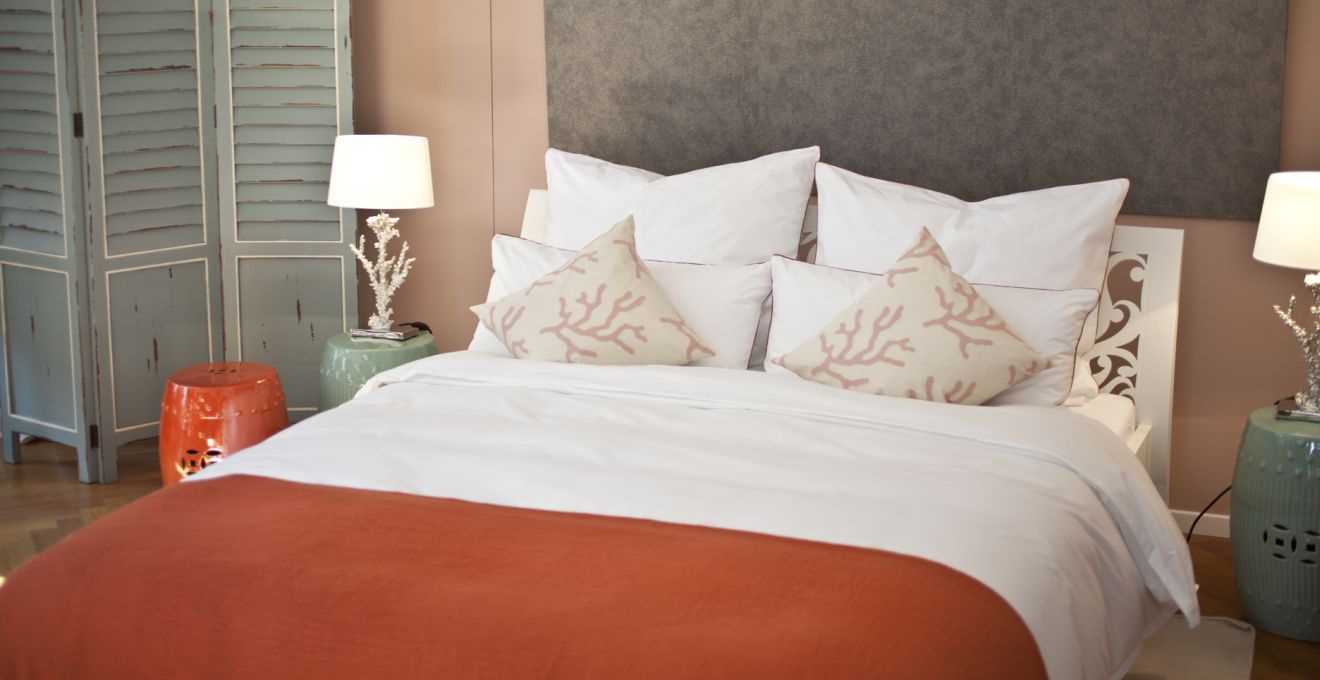 combinaison de tons sombres dans le design de la chambre