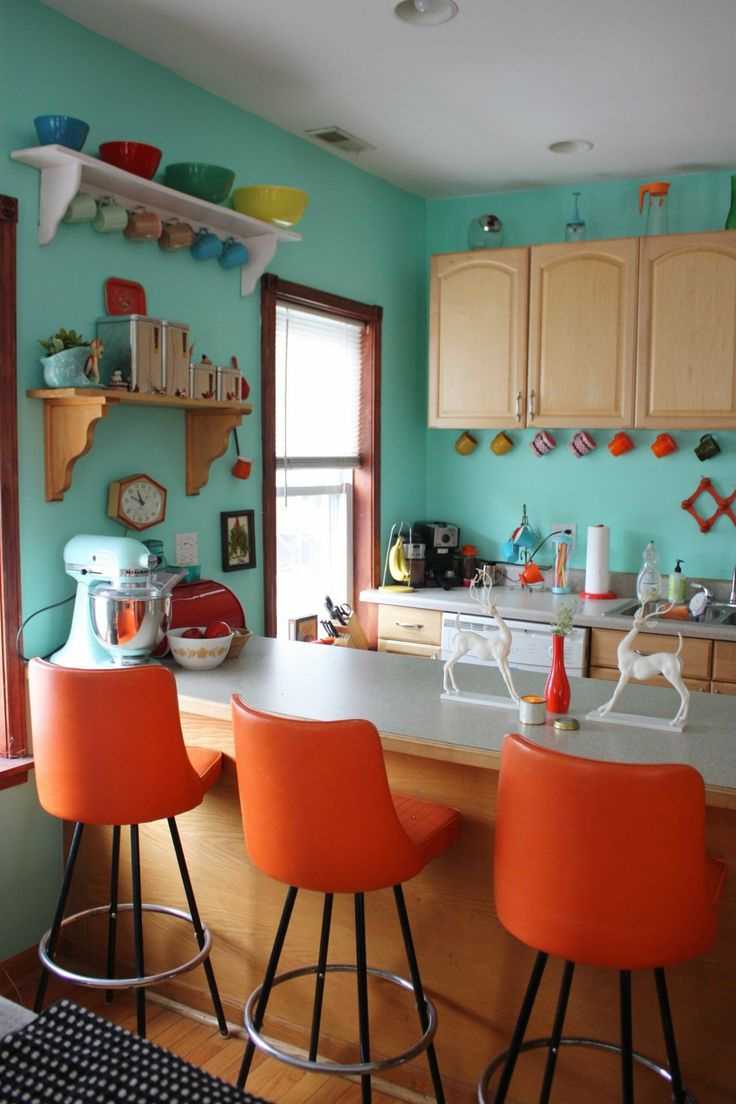 combinaison d'orange vif dans la conception de l'appartement avec d'autres couleurs
