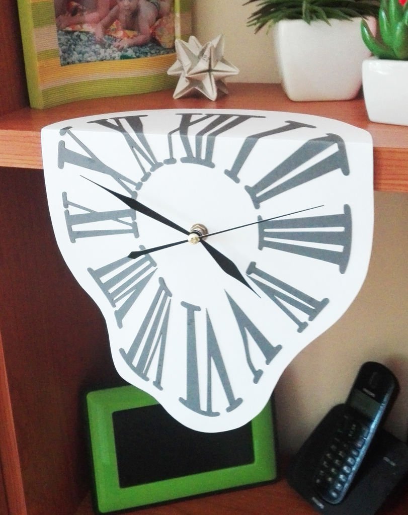 The idea of brightly decorating a wall clock with your own hands