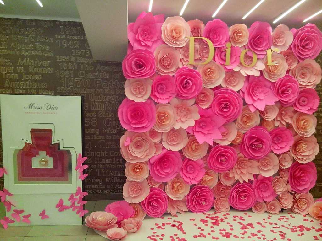 the idea of bright decoration of the room with paper