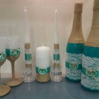 une variante du design inhabituel de bouteilles en verre avec image de ficelle