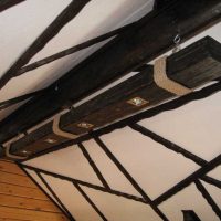 The idea of brightly decorating the room with a tree with your own hands