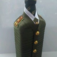 décoration inhabituelle de bouteilles en verre avec image de rubans colorés