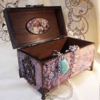 The idea of a beautiful DIY jewelry box decoration picture