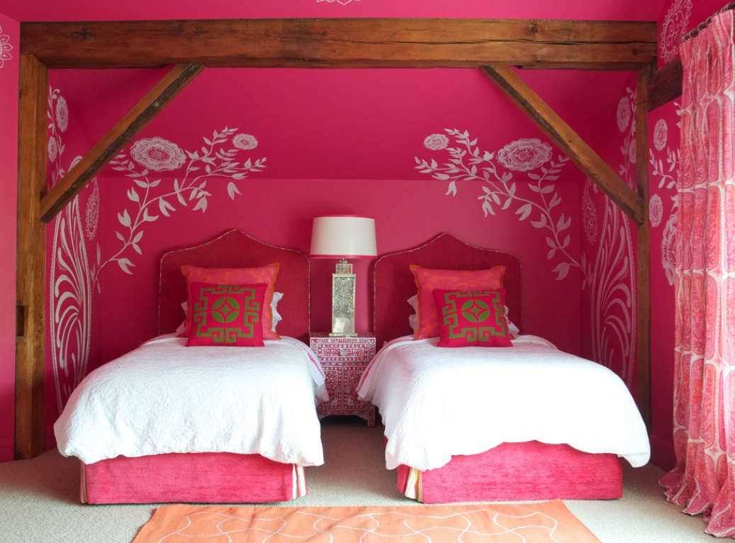 l'idée d'un décor d'appartement insolite avec un motif décoratif au mur