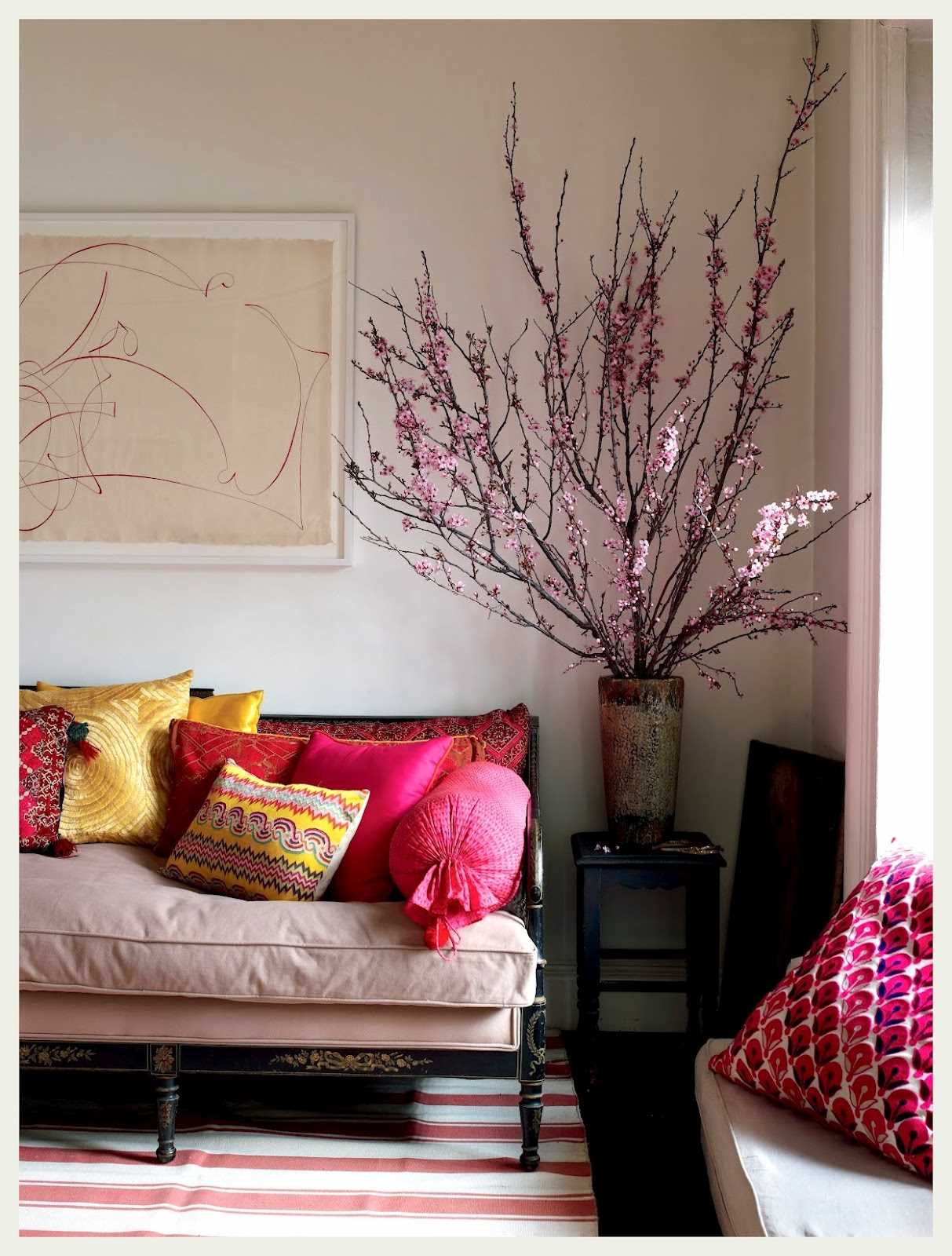 the idea of brightly decorating corners in an apartment