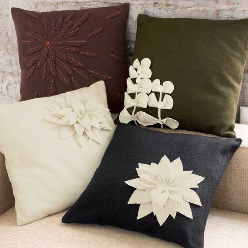 idea of beautiful decorative pillows in bedroom design