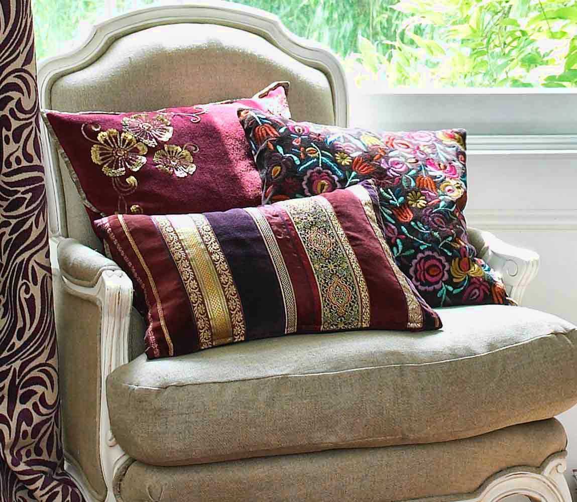 the idea of beautiful decorative pillows in the interior of the living room