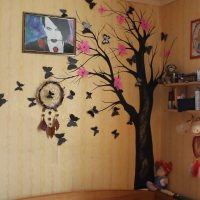 variante de l'intérieur inhabituel de l'appartement avec un motif décoratif sur le mur photo