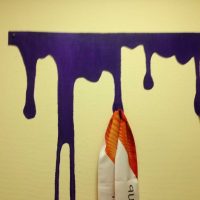 l'idée d'un beau décor d'appartement avec un motif décoratif sur le mur photo