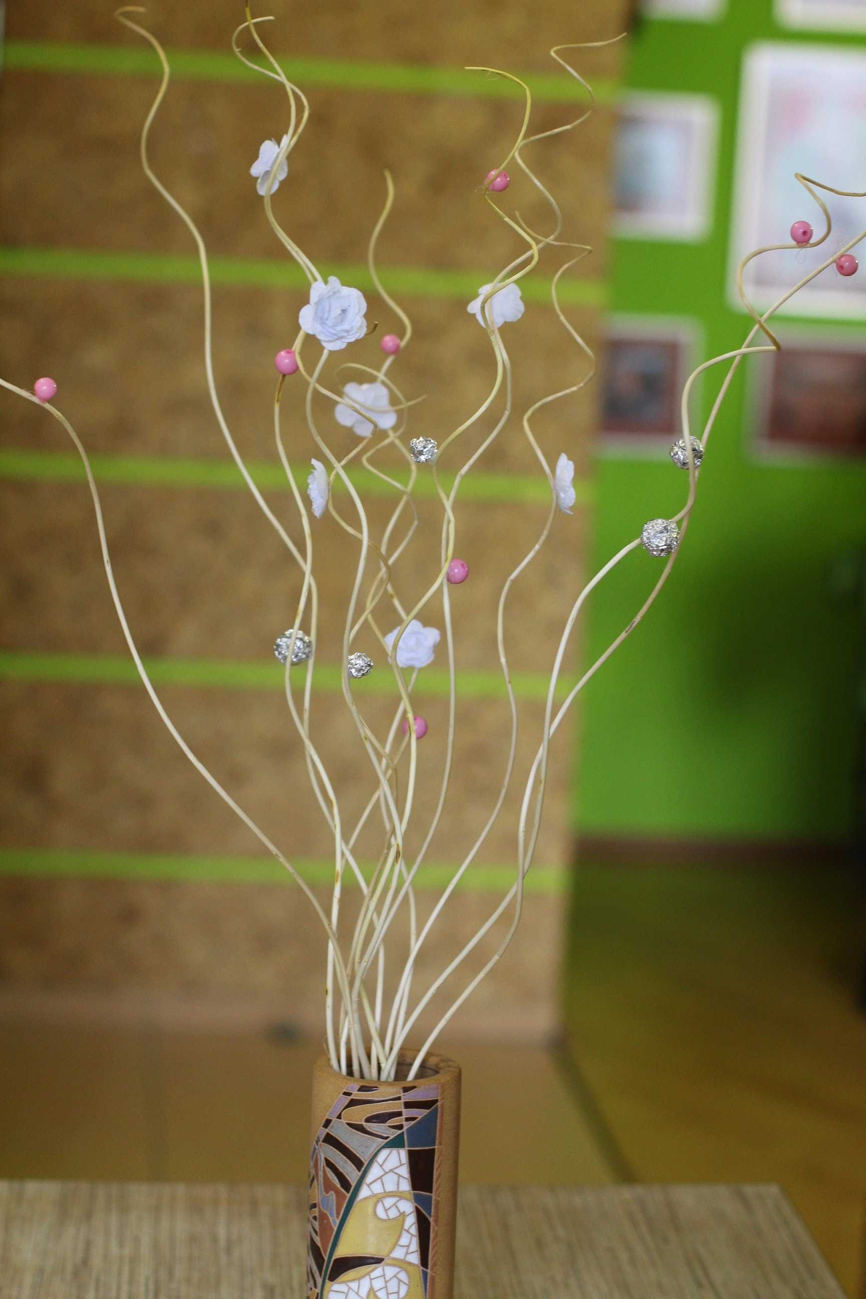 l'idée d'un beau vase de sol intérieur avec des branches décoratives