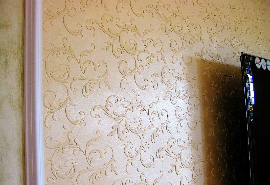 l'idée d'un design d'appartement insolite avec un motif décoratif sur le mur