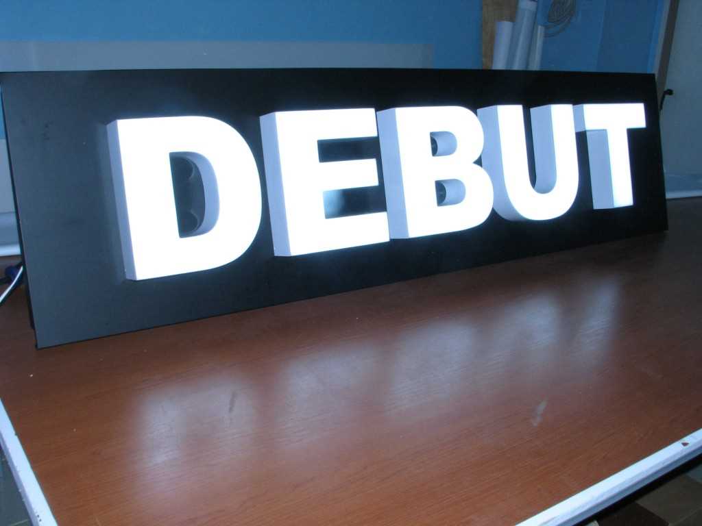 the idea of using decorative letters in the interior of an apartment