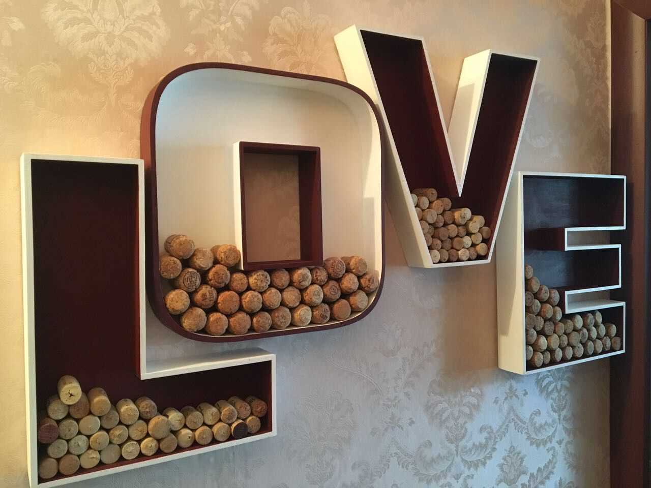 the idea of using decorative letters in the interior of the bedroom