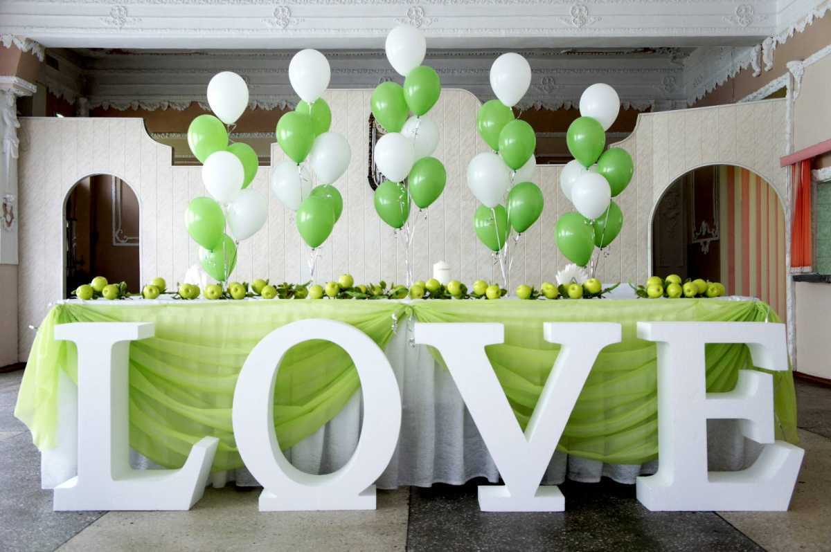 the idea of using decorative letters in the style of the bedroom