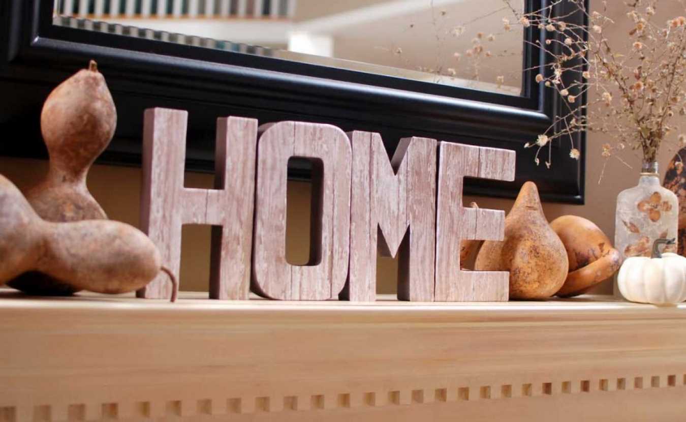 the idea of using decorative letters in the style of the living room
