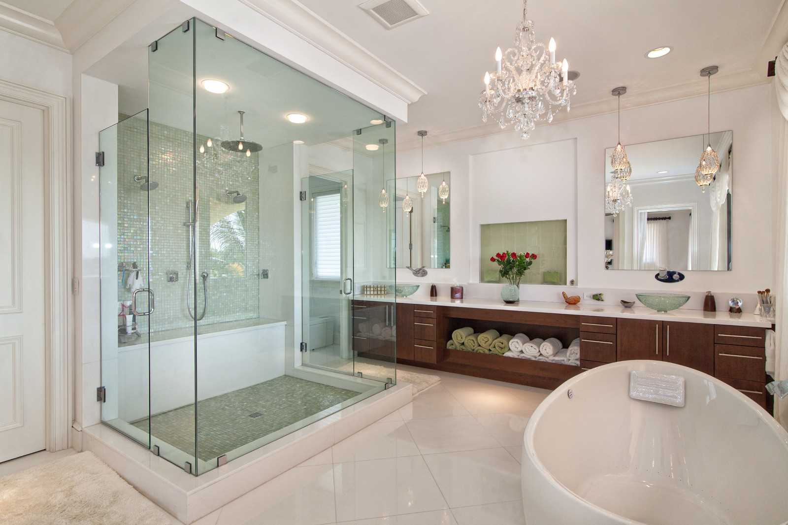 idea of a bright style of a large bathroom