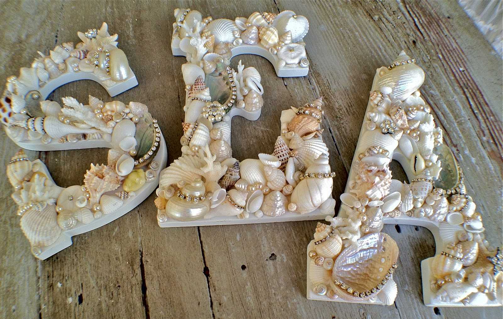 the idea of using decorative letters in the interior of the apartment