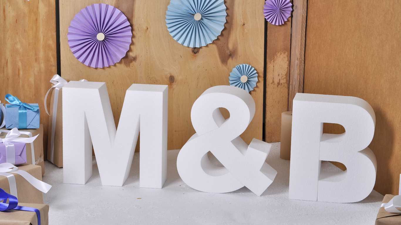 idea of using decorative letters in bedroom design