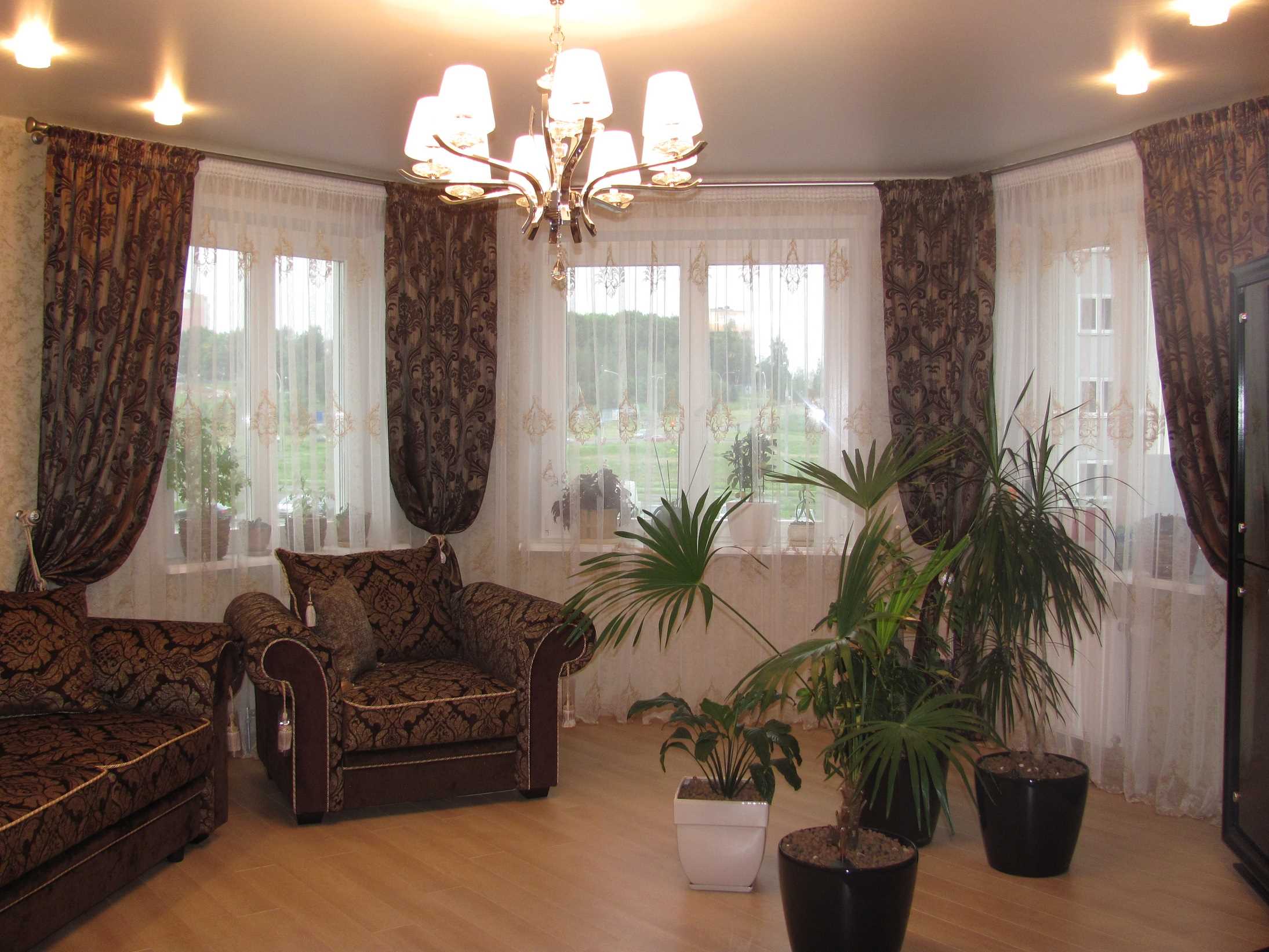 An example of a beautiful living room interior with a bay window