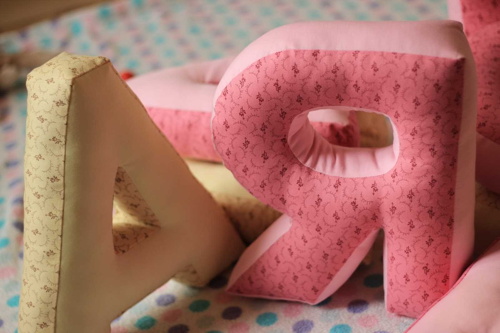 the idea of using decorative letters in the interior of the living room