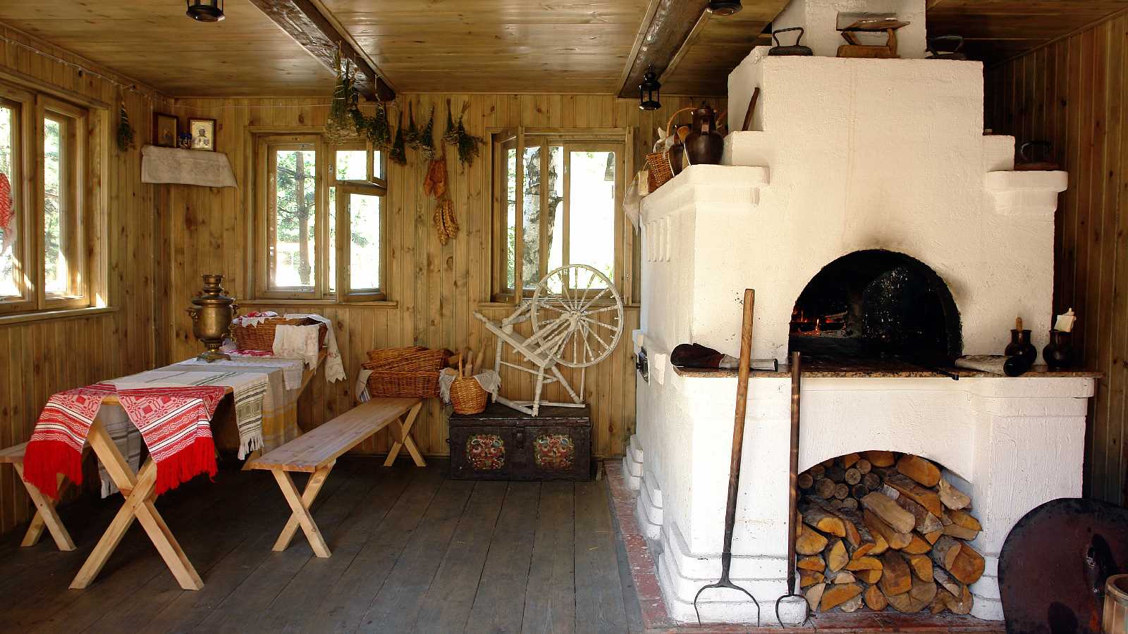 un exemple d'utilisation du style russe dans une pièce au design inhabituel