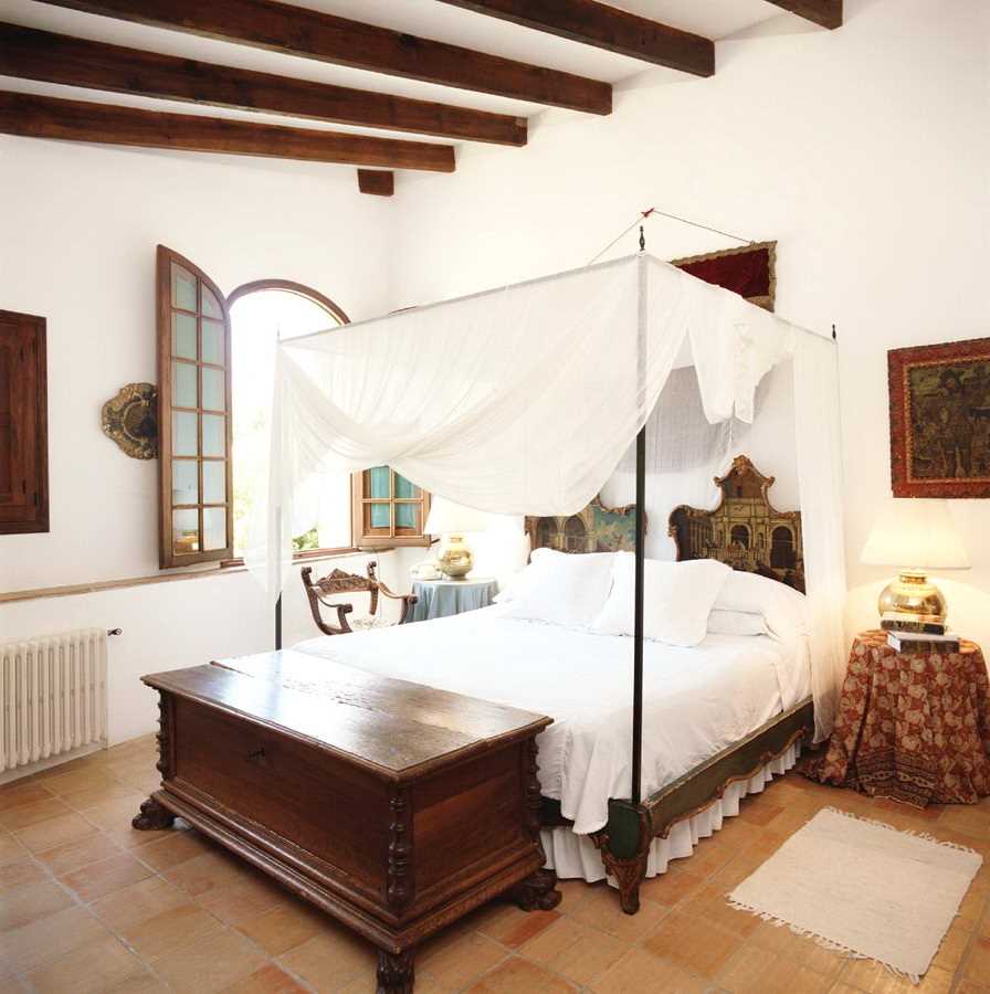 the idea of a bright decoration of the apartment in the Romanesque style