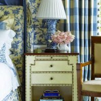 the idea of ​​using bright blue in the style of the photo room