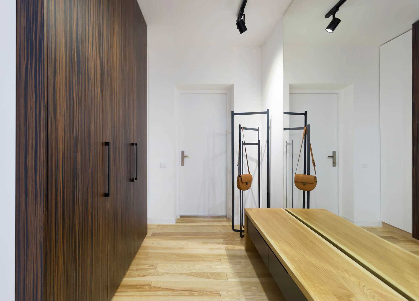 idea of a light decor of a modern hallway