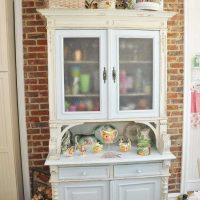 idea of applying a light room decor in retro photo style