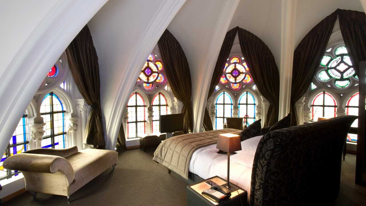 the idea of a bright design of the apartment in the Romanesque style