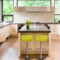 comptoir avec chaises en plastique