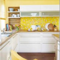 the idea of using an unusual yellow color in the interior of the apartment photo