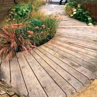 the idea of using bright garden paths in the design of the courtyard photo