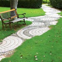 the idea of using bright garden paths in the design of the yard picture