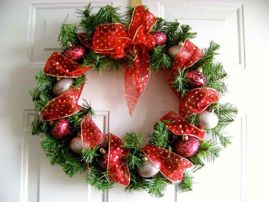 the idea of using a beautiful DIY Christmas wreath decor