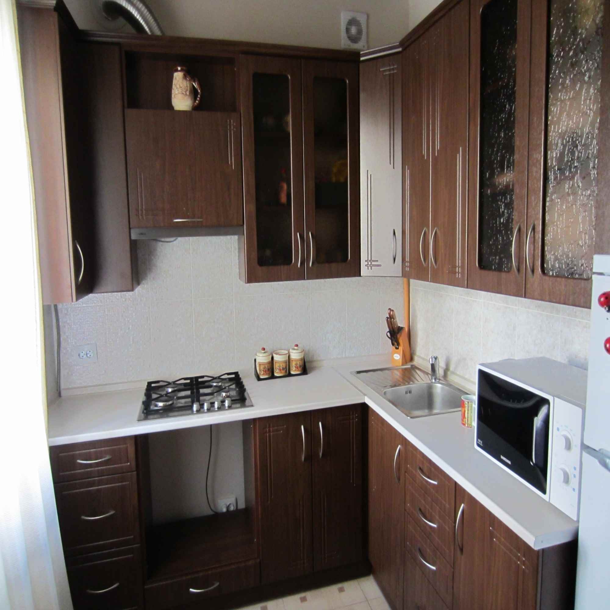 idea of a light kitchen decor with a geyser