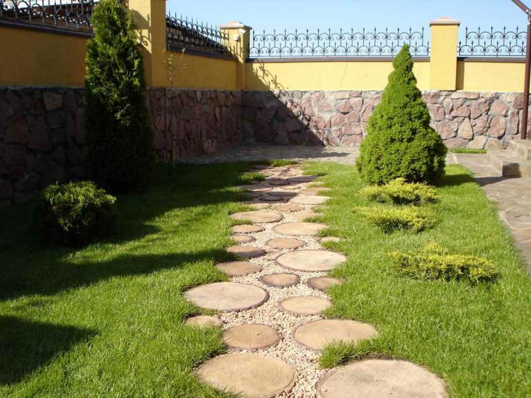 the idea of using light garden paths in landscaping