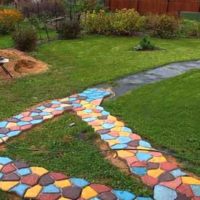 the idea of using bright garden paths in the design of the courtyard photo