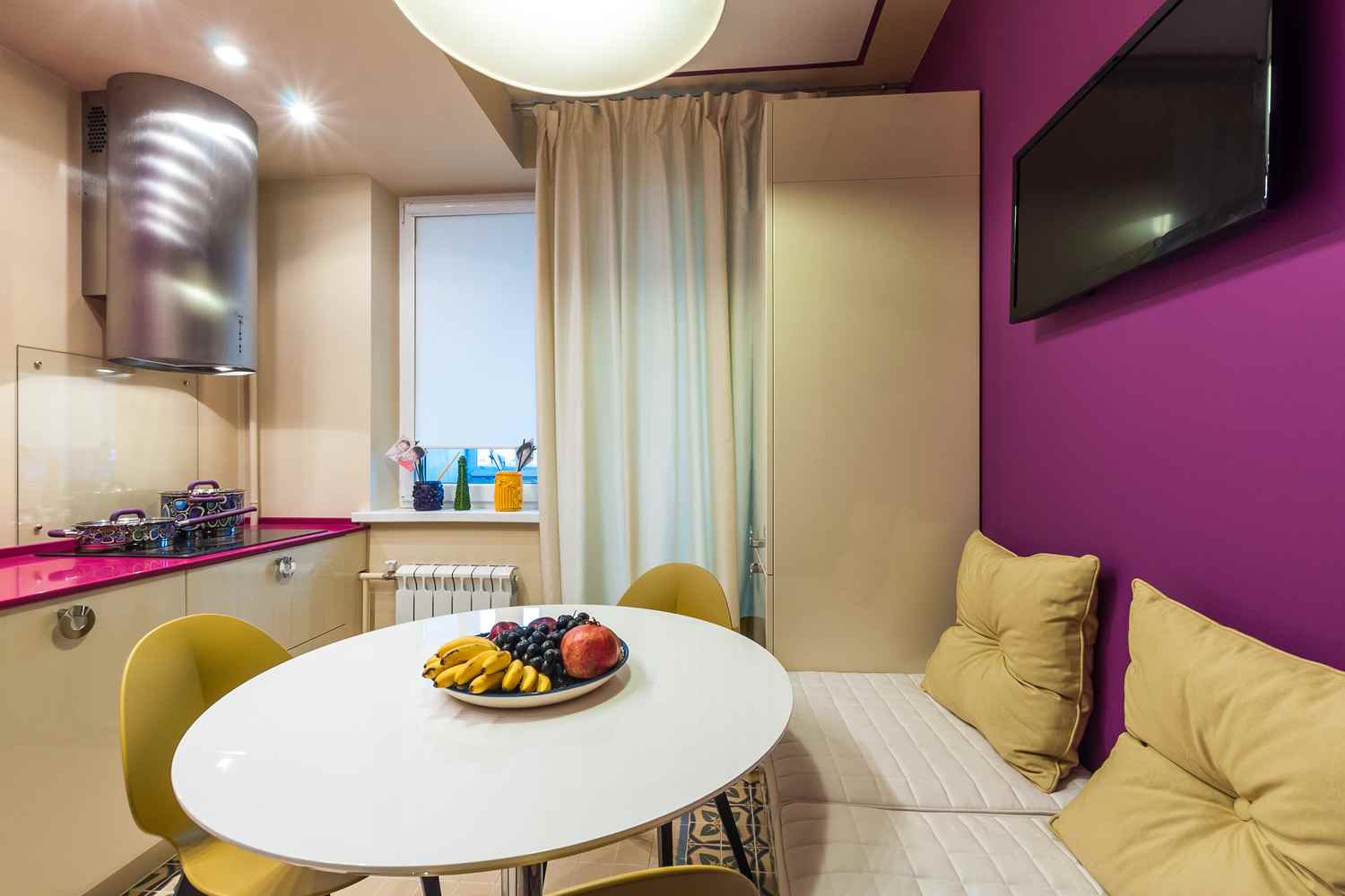 Un exemple de beau design de cuisine de 13 m2