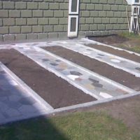 the idea of using bright garden paths in the design of the yard picture