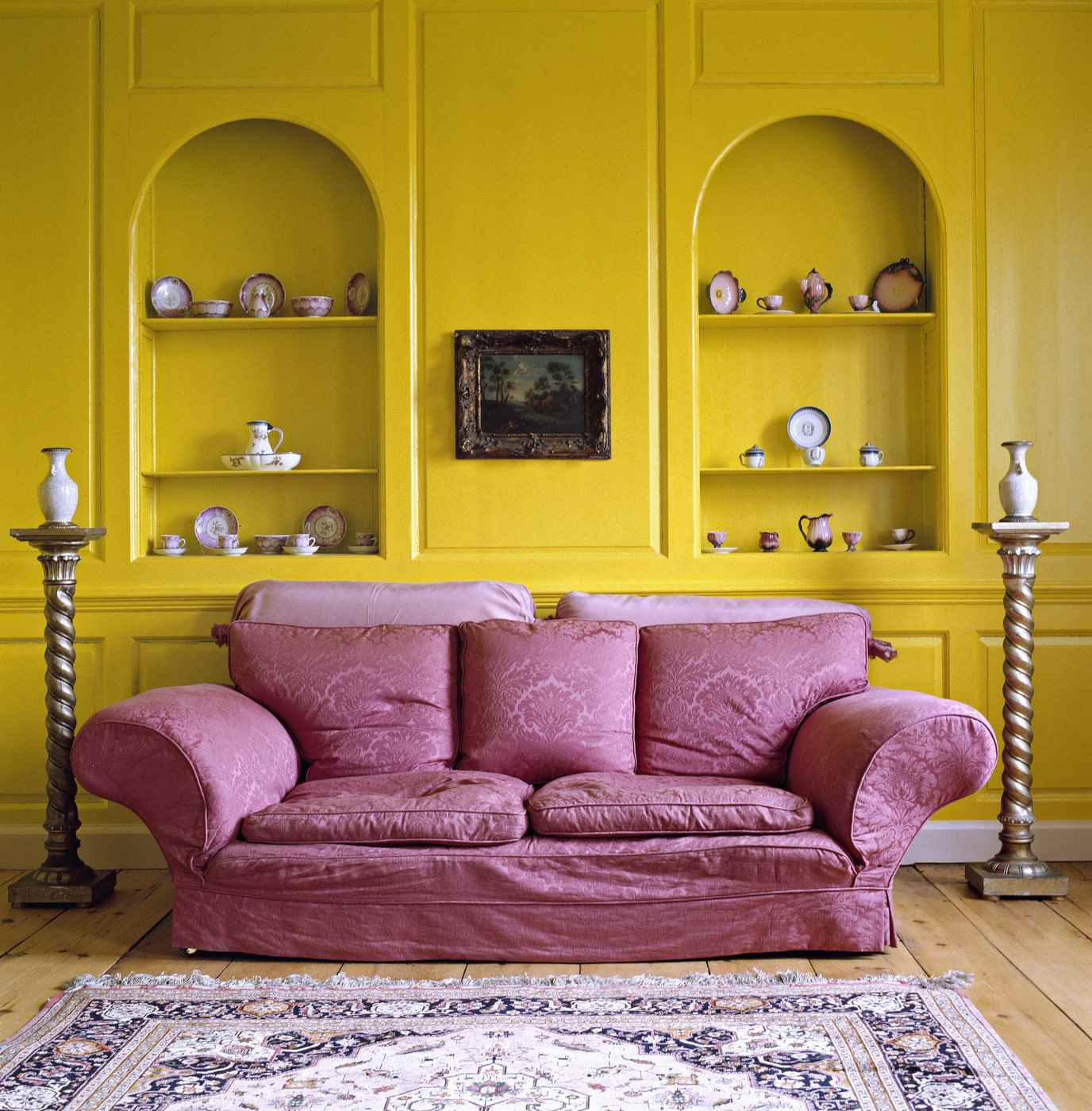 the idea of using bright yellow in the interior of the apartment