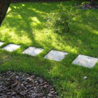 the idea of using light garden paths in the design of the courtyard photo