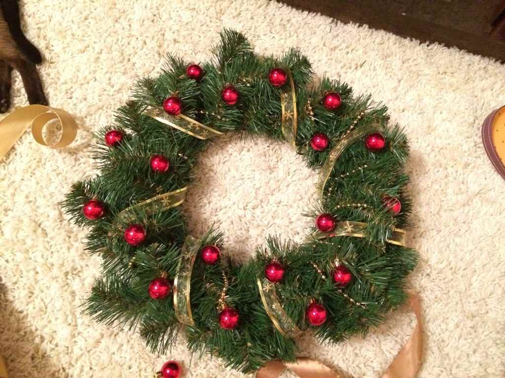 do-it-yourself idea of using a light Christmas decor wreath