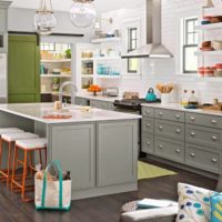 conception de cuisine avec une fenêtre sans rideaux