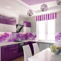 design de cuisine avec fenêtre de couleurs vives