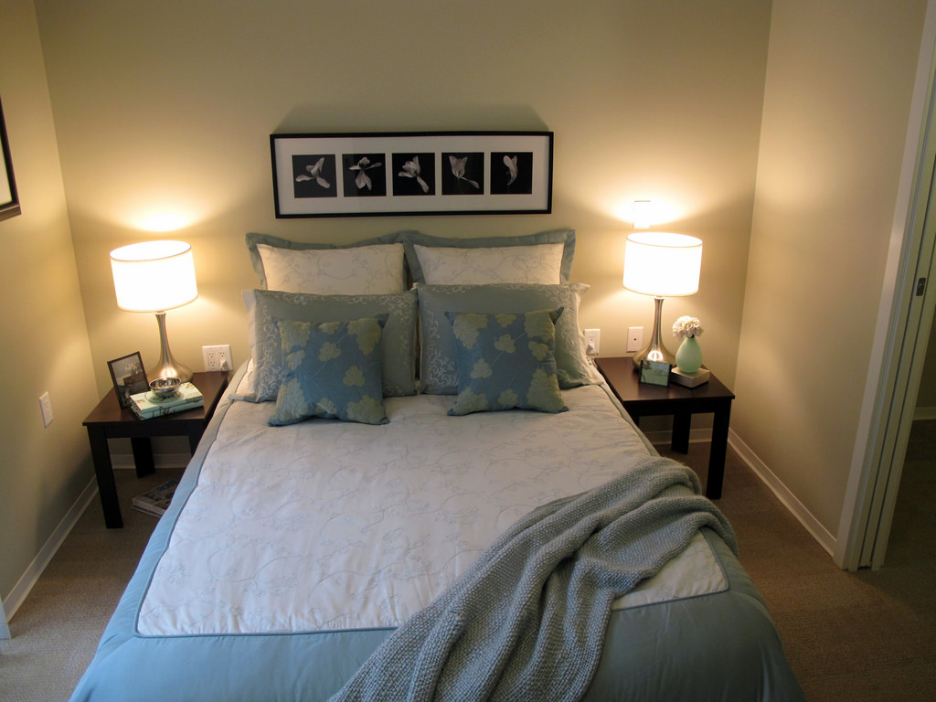 Lampes de table et une image dans la conception de la chambre à coucher 12 mètres carrés