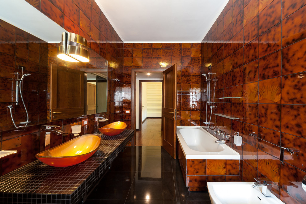 Conception d'une salle de bain combinée dans un style de feu vif